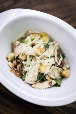 ızgara tavuk salata kruton ve parmesan peyniri ile