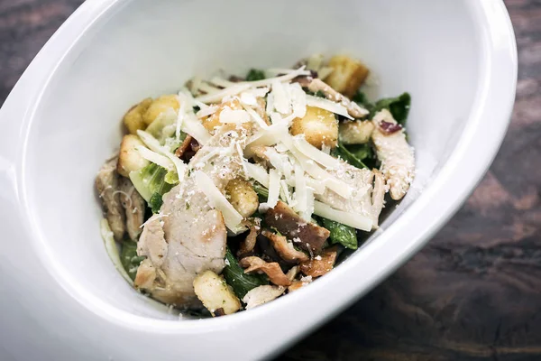 ızgara tavuk salata kruton ve parmesan peyniri ile