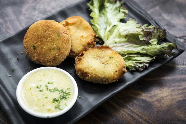 sarımsak tereyağı sos aperatif ile kızarmış balık köftesi