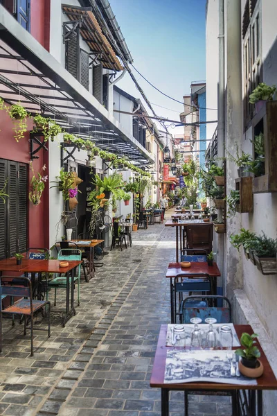 Callejón con restaurantes turísticos en siem cosechar el casco antiguo cambodia — Foto de Stock