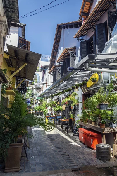 Callejón con restaurantes turísticos en siem cosechar el casco antiguo cambodia — Foto de Stock