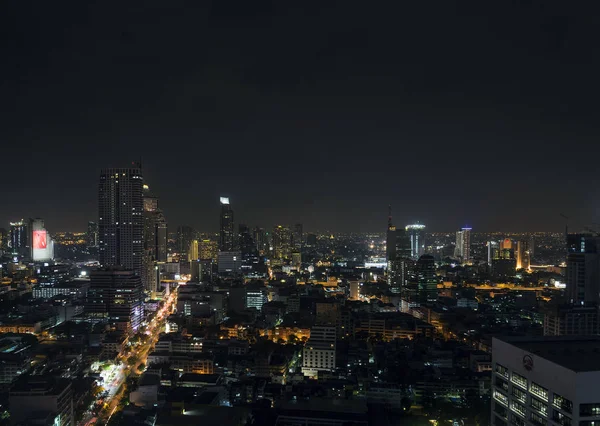 Edificios modernos en la zona de silom de Bangkok tailandia por la noche —  Fotos de Stock