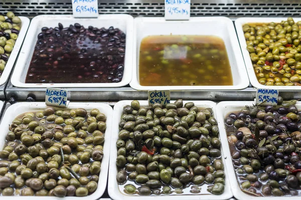 Змішані оливкові закуски на ринку дисплейних лотків Барселона Іспанія — стокове фото