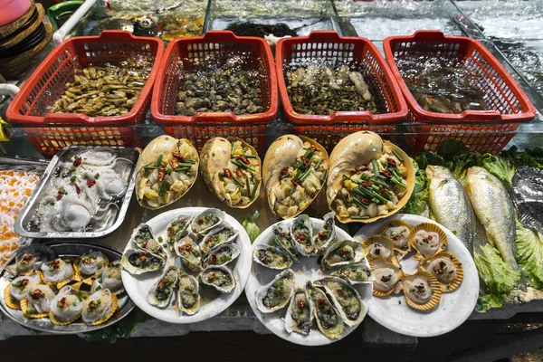 Blandade färska skaldjur på displayen på xiamen street market Kina — Stockfoto