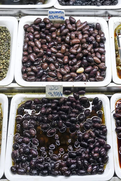 Petiscos de azeitona misturados em bandejas de exposição de mercado espanha barcelona — Fotografia de Stock