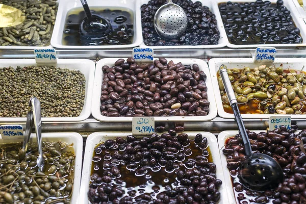 Petiscos de azeitona misturados em bandejas de exposição de mercado espanha barcelona — Fotografia de Stock