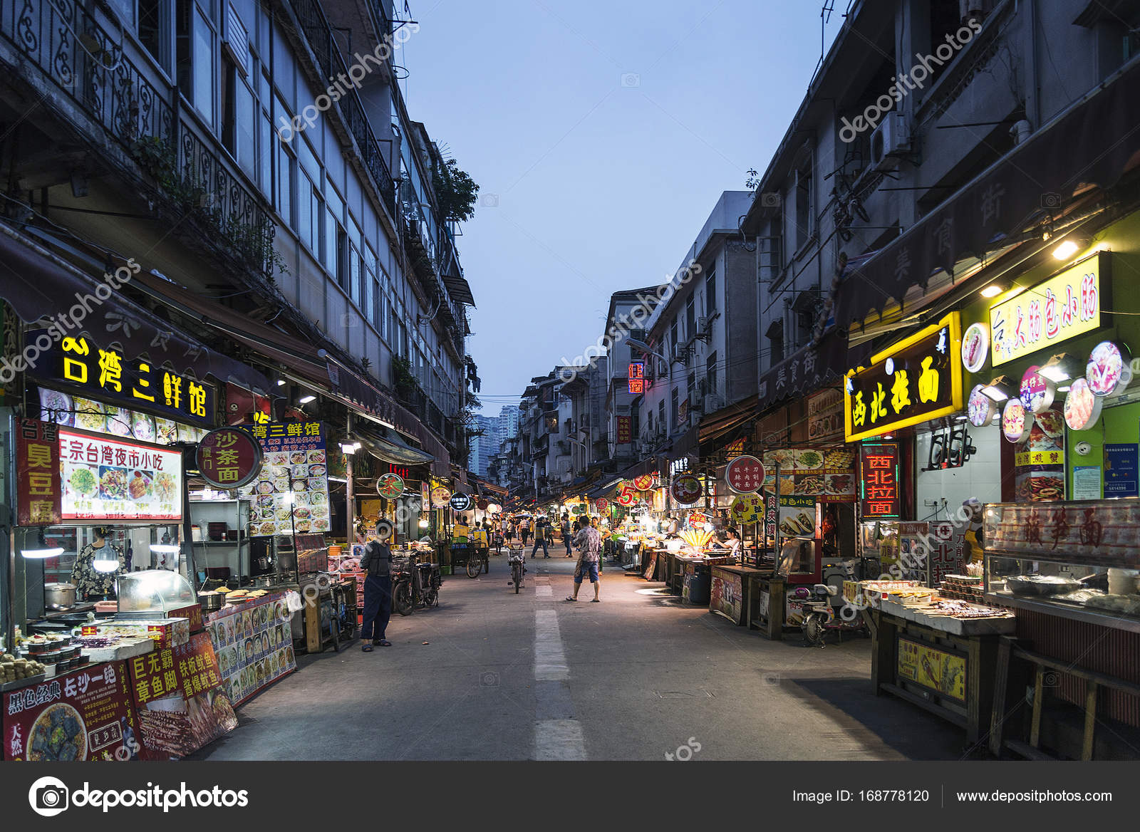 街头的中国厦门市的中央市场附近的餐厅—— 库存社论照片© jackmalipan #168778120