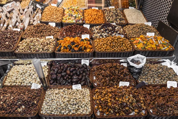 Frutos secos e nozes stall la boqueria mercado barcelona espanha — Fotografia de Stock