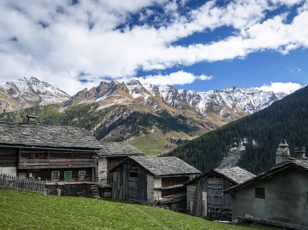 Hagyományos svájci Alpok házak vals falu alpesi Svájcban — Stock Fotó