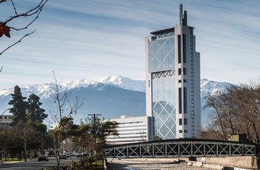 santiago de chile şehir ve andes Dağları'nda sokak şehir