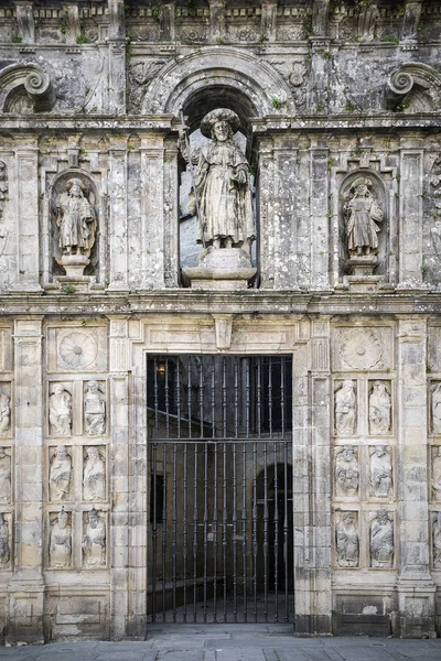 Ingången fasad i landmark katedralen i santiago de compostela — Stockfoto