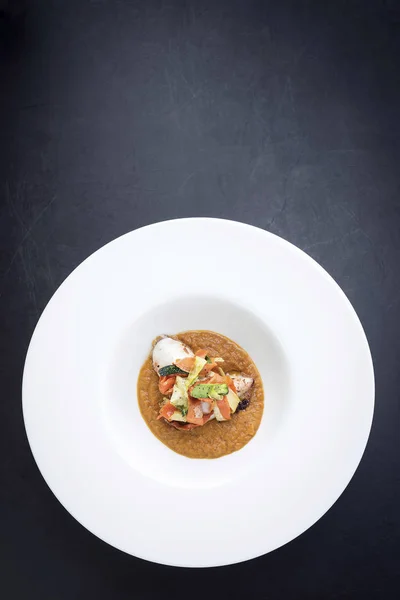 Gastronomische gevulde inktvis met groenten in curry van pompoen puree — Stockfoto