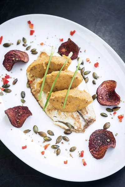 Labužnické rybí filé s cizrnové kari pyré jídlo — Stock fotografie
