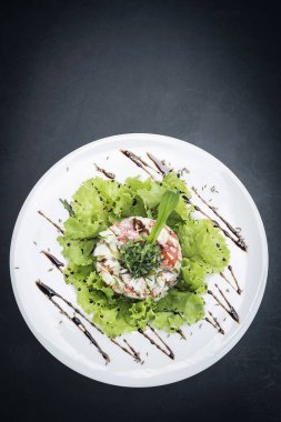 wasabi mayo ile gurme füzyon deniz ürünleri ve elma kereviz salatası