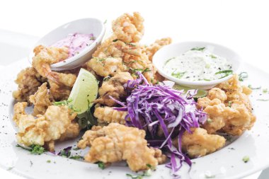 Turşu beetroo ile cacık gurme kalamar tempura kalamar