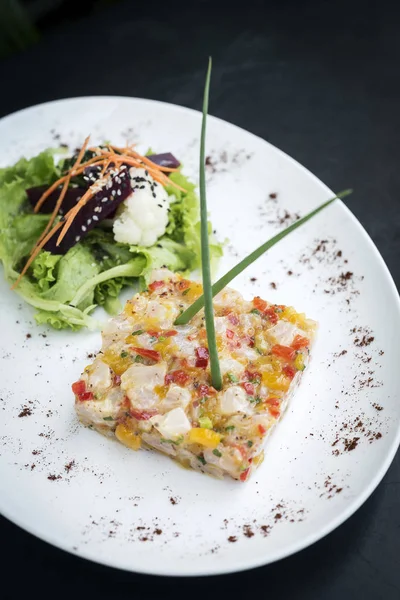 Tartare de thon cru mariné avec sauce épicée à la mangue tropicale au citron vert — Photo