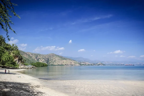 Areia branca vue sur la plage tropicale près de dili à Timor oriental — Photo