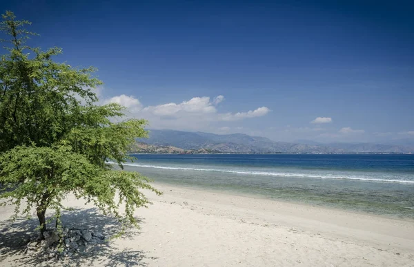 Areia branca vista de praia tropical perto de dili em timor leste — Fotografia de Stock