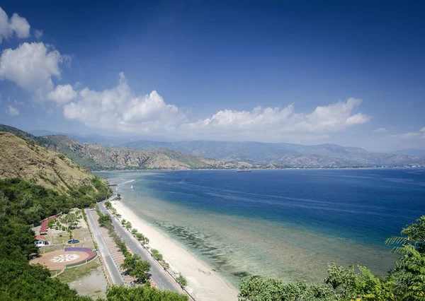 Widok wybrzeże i plaża w pobliżu dili w Timorze Wschodnim — Zdjęcie stockowe