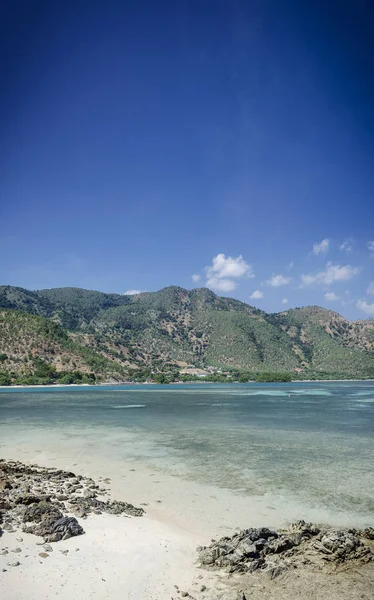 Areia branca vista a la playa tropical cerca de dili en Timor Oriental — Foto de Stock