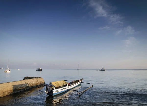 Barcos de pesca tradicionales en la playa de Dili en Timor Oriental leste — Foto de Stock