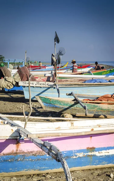Barcos de pesca tradicionales en la playa de Dili en Timor Oriental leste —  Fotos de Stock