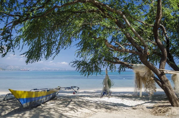 Areia branca tropická pláž v dili Východního Timoru — Stock fotografie