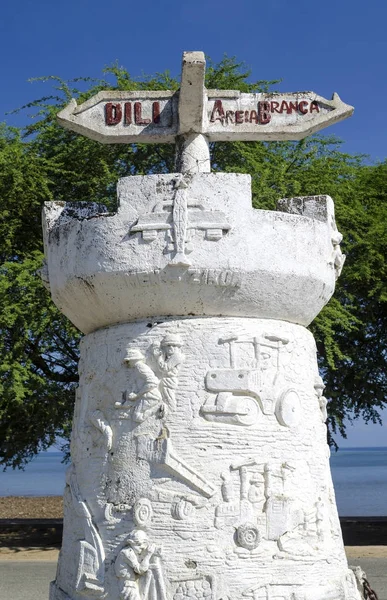 Vecchio monumento portoghese cartello stradale coloniale in dili timor leste — Foto Stock