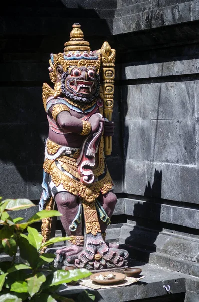 Estatuas tradicionales hindúes balinesas en indonesia templo bali — Foto de Stock