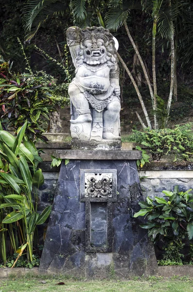 Traditionelle balinesische hinduistische Statuen im bali tempel indonesien — Stockfoto