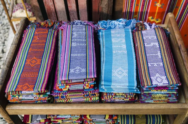 Traditionelle gewebte Tais-Stoffschals in dili east timor leste — Stockfoto