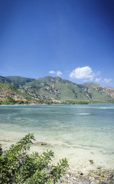 Areia branca vista a la playa tropical cerca de dili en Timor Oriental —  Fotos de Stock