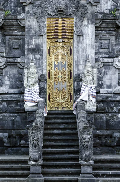 Detalle exterior del templo hindú Pura Goa Lawah en bali indonesia — Foto de Stock
