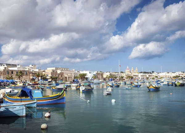 Maltês tradicional pintado luzzu barcos em marsaxlokk pesca vi — Fotografia de Stock