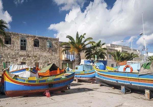 Maltês tradicional pintado luzzu barcos em marsaxlokk pesca vi — Fotografia de Stock