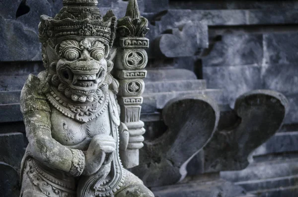 Traditional balinese hindu statues in bali temple indonesia — Stock Photo, Image