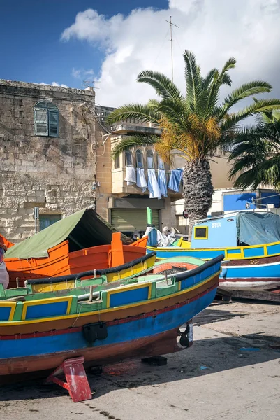 Maltesiska traditionella målade Yuna båtar i marsaxlokk fiske vi — Stockfoto