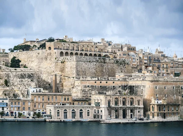 La valletta cidade velha fortificações arquitetura vista panorâmica em — Fotografia de Stock