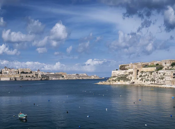 La valletta old town fortifications architecture scenic view in — Stock Photo, Image