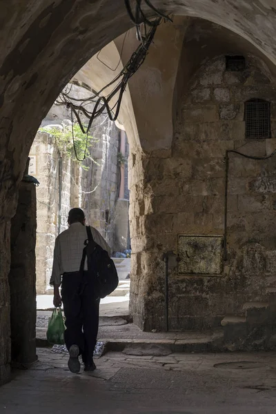 Città vecchia strada acciottolata nell'antica città di Gerusalemme Israele — Foto Stock