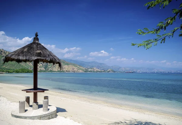 Areia branca spiaggia tropicale vicino dili a timor est — Foto Stock