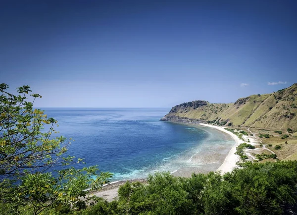 Побережье и вид на пляж рядом с Дили в Восточном Тиморе leste — стоковое фото