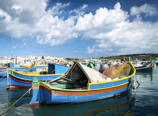 Botes luzzu pintados tradicionales malteses en la pesca marsaxlokk vi — Foto de Stock
