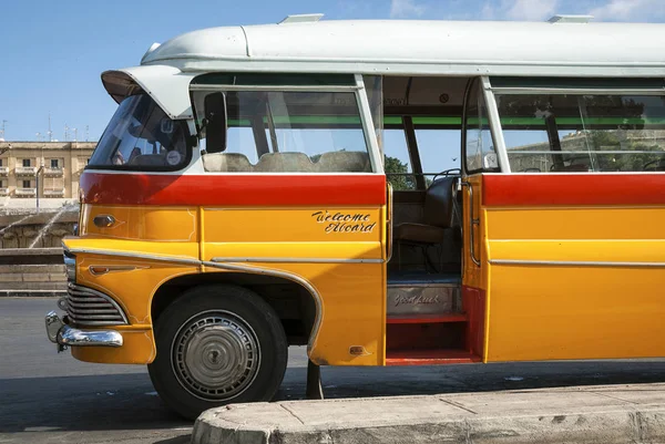 Rocznika brytyjskiej bedford autobusy na ulicy la valletta Malty — Zdjęcie stockowe