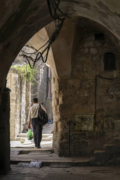 Kopfsteinpflasterstraße in der alten jerusalem-stadt israel — Stockfoto