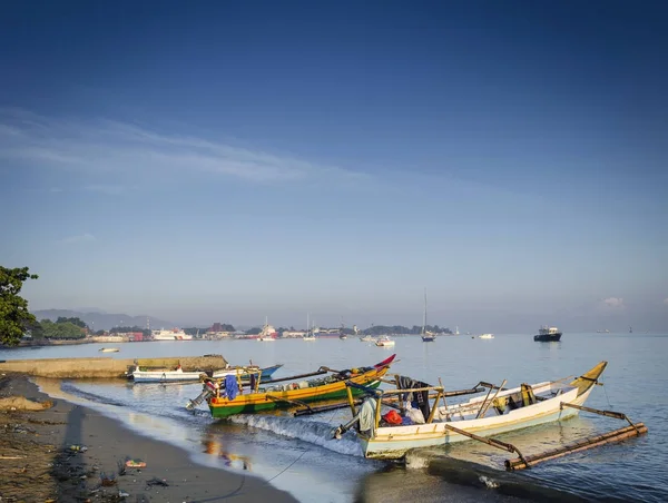 Barcos de pesca tradicionais na praia de dili em timor leste leste — Fotografia de Stock