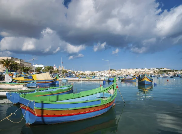Maltês tradicional pintado luzzu barcos em marsaxlokk pesca vi — Fotografia de Stock