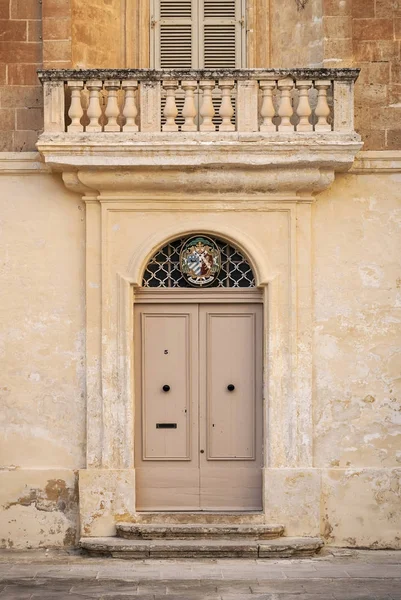 Kapıyı mimari detaylarıyla mdina tarihi kent rabat Malta — Stok fotoğraf
