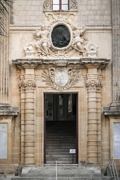 Kapıyı mimari detaylarıyla mdina tarihi kent rabat Malta — Stok fotoğraf