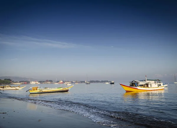 Barcos de pesca tradicionales en la playa de Dili en Timor Oriental leste —  Fotos de Stock